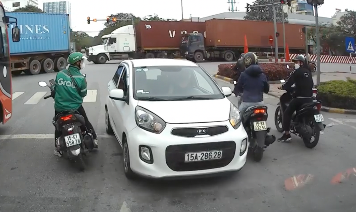 Phòng Cảnh sát giao thông đường bộ – đường sắt: Phạt lái xe ô tô đi ngược chiều tại ngã tư Quốc lộ 5 - Tôn Đức Thắng